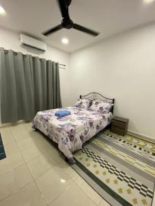 Postel nebo postele na pokoji v ubytování Teratak Zahisyam Homestay KLIA