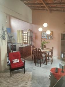 a dining room with a table and chairs in a room at Casinha rustica em Monte Alto in Arraial do Cabo