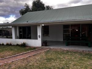 a house with a green bench in front of it at Dorpshuisie in Uniondale