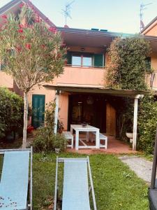 En have udenfor Aquahouse - Villa, romantica mansarda e acquari