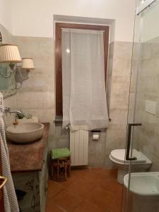 Et badeværelse på Aquahouse - Villa, romantica mansarda e acquari + 9 billeder