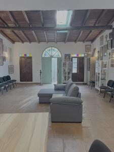 ein großes Wohnzimmer mit einem Sofa und Stühlen in der Unterkunft Casa museo junto al río in Cortes de la Frontera