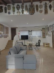 ein Wohnzimmer mit Sofa und Flachbildfernseher in der Unterkunft Casa museo junto al río in Cortes de la Frontera + 8 Fotos