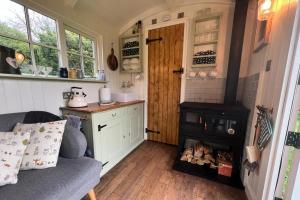 una piccola cucina con piano cottura in una casetta di 1 Bed Glamping Hut - Firepit Fireplace Views a Newcastle upon Tyne
