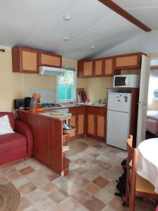 Η κουζίνα ή μικρή κουζίνα στο Mobil Home sans vis a vis