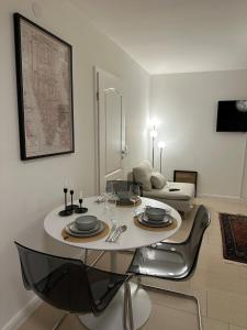 Cozy and modern apartment في فيتسلار: غرفة معيشة بها طاولة وأريكة