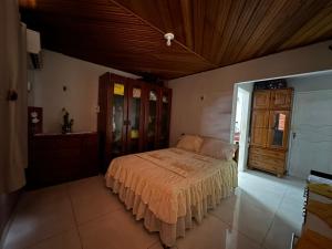 a bedroom with a bed and a wooden ceiling at Suíte Guerra Passos in Belém