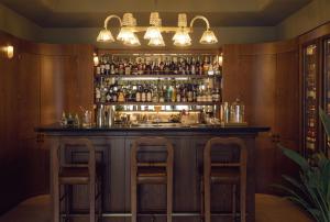 Un bar con dos taburetes en una habitación. en Splendido Mare, A Belmond Hotel, Portofino, en Portofino