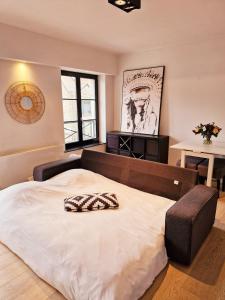 Una cama o camas en una habitación de Petit cocon au centre de waterloo