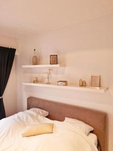 Una cama o camas en una habitación de Petit cocon au centre de waterloo 3 fotos más