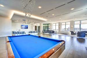 Addison HeightsにあるApt Near DC Perfect For Businessの椅子付きの広い部屋のビリヤード台