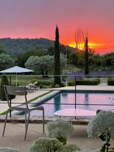 Piscina de la sau aproape de Le Domaine du Fortin