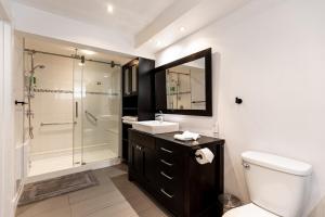 Koupelna v ubytování Modern & Charming Canadian house Spa, Sauna, Gym + 32 fotografií