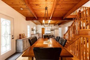 Kuchyň nebo kuchyňský kout v ubytování Modern & Charming Canadian house Spa, Sauna, Gym