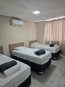 フォルタレザにあるResidencial Amoraの部屋にベッドが3つある部屋