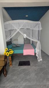 Dormitorio pequeño con cama con dosel en Sea View Villa, Galle, en Galle