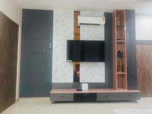 Μια τηλεόραση ή/και κέντρο ψυχαγωγίας στο Aadhya Home Stay Hampi