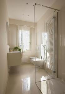 a bathroom with a glass shower and a toilet and a sink at Dimora 26 - B&B - in Spresiano