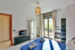 デージオにあるDomina Houseのベッドルーム1室(ブルーベッド1台、タオル付)