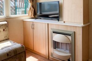 Μια τηλεόραση ή/και κέντρο ψυχαγωγίας στο 3 Bed Caravan-Sleeps 6-Pet Friendly-Near the Beach