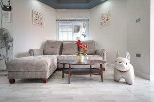 ナ・ジョムティエンにある5 bedroom pool villa quiet beachのソファとテーブルのあるリビングルーム