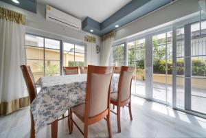 ナ・ジョムティエンにある5 bedroom pool villa quiet beachのテーブルと椅子と窓のあるダイニングルーム +35枚の写真