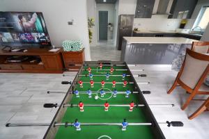 ナ・ジョムティエンにある5 bedroom pool villa quiet beachのリビングルームにサッカーのゲームが置かれたテーブル