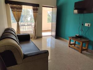 TV a/nebo společenská místnost v ubytování Coco Resort Yercaud - K HOTEL + 22 fotografií