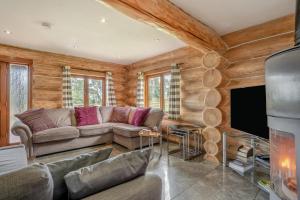 Thornton Watlassにある3 Bed in Thornton Watlass oc-s32783のソファとテレビのあるリビングルーム