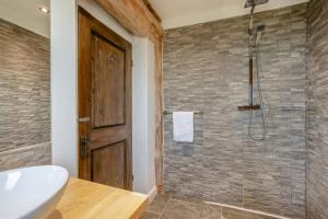 Thornton Watlassにある3 Bed in Thornton Watlass oc-s32783のシャワーと白い洗面台を備えたバスルーム +39枚の写真