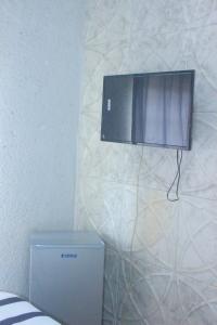 EvanderにあるPhana Quest houseのトイレ横の壁掛けテレビ +6枚の写真