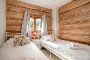Thornton Watlassにある3 Bed in Thornton Watlass oc-s32783の木製の壁の客室内のベッド2台