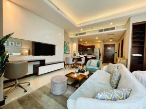 ein Wohnzimmer mit Couch und Fernseher in der Unterkunft Modern comfort in a compact spacious studio one or two bedroom retreats in Manama