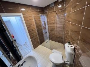 Ένα μπάνιο στο Paradiso Apartments City Center +56 φωτογραφίες