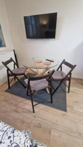 a glass table and two chairs in a living room at Wojska Polskiego 18 in Braniewo
