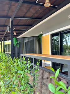 a patio with a table and some plants at ใสโพธิ์โฮมสเตย์ in Phatthalung