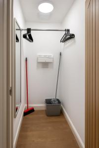 レスターにあるRentals Leicester 4 - Free Street Parkingの白壁の灯り二つ廊下 +1枚の写真