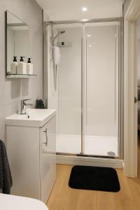 レスターにあるRentals Leicester 4 - Free Street Parkingのシャワーと洗面台付きのバスルーム