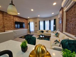 Ruang duduk di Brooklyn Brownstone Designer Suite
