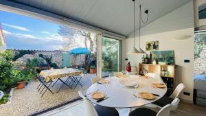 ein Esszimmer mit einem weißen Tisch und Stühlen in der Unterkunft Jolie maison avec jardin, piscine et parking in Sainte-Marie-de-Ré + 7 Fotos