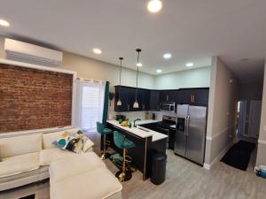Dapur atau dapur kecil di Brooklyn Brownstone Designer Suite
