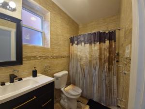 Bilik mandi di Brooklyn Brownstone Designer Suite