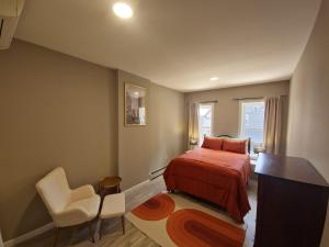 Katil atau katil-katil dalam bilik di Brooklyn Brownstone Designer Suite
