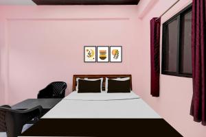 Un dormitorio con una cama y dos sillas. en Hotel O Kalyan, en Balesar 21 fotos más