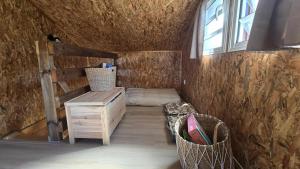 サン・ジョゼフにあるLes chalets du Morne - Chalet Payankéのベッドと机と窓のある部屋