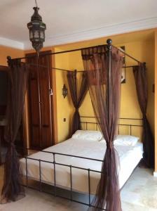 um quarto com uma cama de dossel e cortinas em Superbe Appartement de Luxe Marina Agadir em Agadir