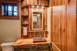 Baño de madera con lavabo y espejo en Rivers Edge at Eagles Nest, en Banner Elk 48 fotos más