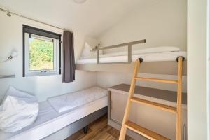 Camera piccola con letti a castello e scala. di Süsel Seeparx Ferienhaus Seezauber a Süsel