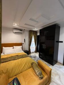 Postel nebo postele na pokoji v ubytování 1 Bedroom Cozy Apartment Stay 7mins from MMI Airport + 2 fotografie