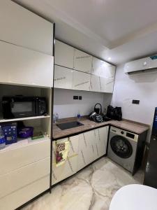 Kuchyň nebo kuchyňský kout v ubytování 1 Bedroom Cozy Apartment Stay 7mins from MMI Airport